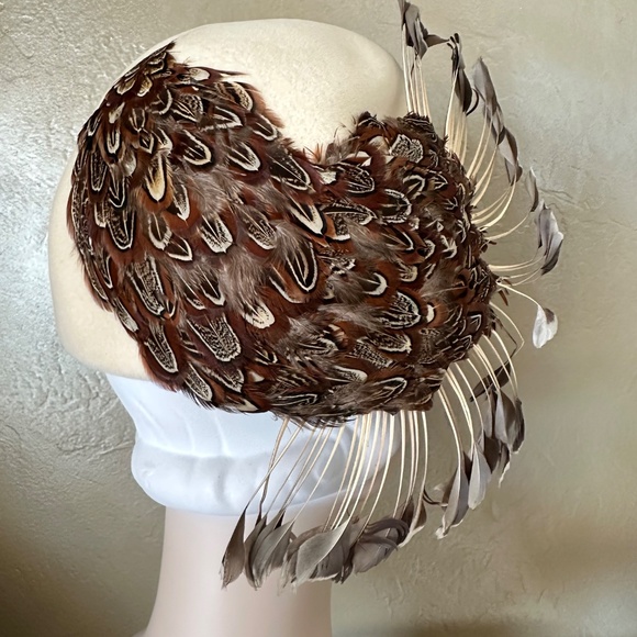 SUPERB DESIGNER OFF WHITE FELT HAT WITH "BIRD" MADE OF SMALL FEATHERS & QUILLS - Picture 6 of 11